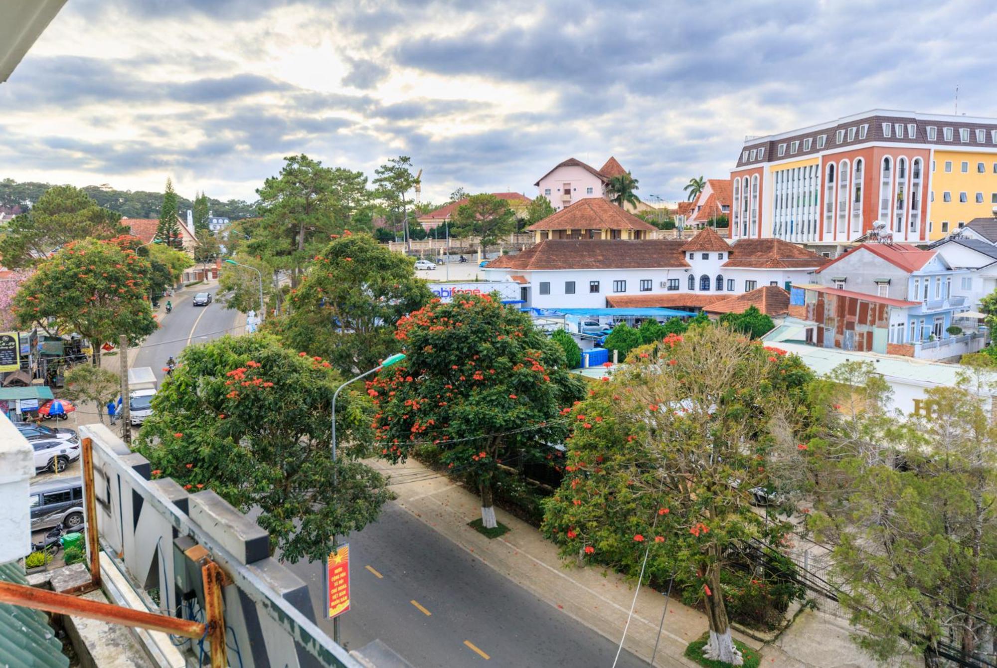 Golden Bee Hotel Da Lat Exterior photo